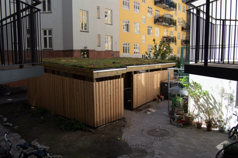 Stort tørreskur på Vesterbro - 1 på 2 beklædning og sedum-/græstag
